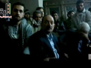 صورة عن مقطع فيديو تظهر امين فرع حزب البعث في الرقة والمحافظ في قبضة المعارضة/أ.ف.ب