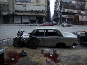 دماء على الرصيف بعد سقوط قذائف على شارع في بستان القصر/شمال/أ.ف.ب