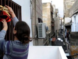 دمشقية تزين منزلها بزينة الميلاد/أ.ف.ب