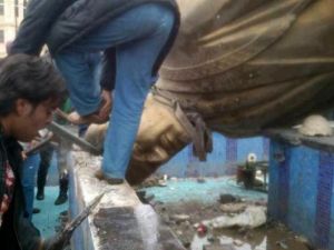 أسقاط تمثال الرئيس السوري السابق حافظ الأسد/أ.ف.ب