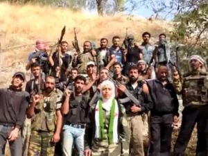 صورة مأخوذة عن مقطع فيديو لما يقال انها اول "كتيبة" للمعارضة المسلحة تقودها أمراة/أف.ب