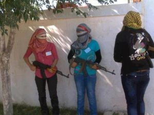 صورة يتداولها نشطاء سوريون على الفيسبوك لمقاتلات في الجيش الحر في مدينة الحسكة 