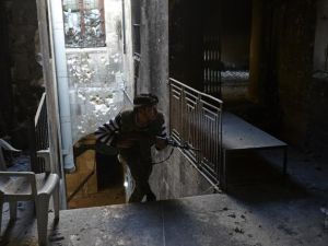 مقاتل من المعارضةخلال اشتباك مع القوات الحكومية في المدينة القديمة بحلب/أ.ف.ب