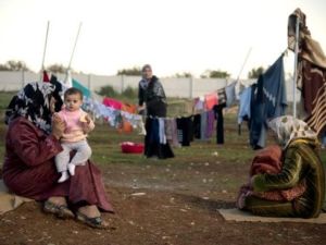 امهات واطفال في مخيم لاجئن بالقرب من الحدود التركية في سوريا/أ.ف.ب