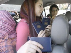 لاجئون سوريون الى لبنان/أ.ف.ب