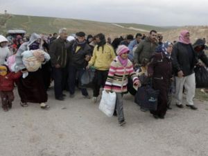 سوريون يجتازون الحدود نحو الاردن/أ.ف.ب