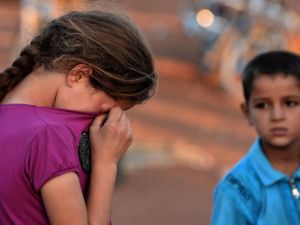 طفلة سورية تبكي بعد منعها وعائلتها من الدخول الى تركيا/أ.ف.ب