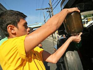 Staff fills up a jeep at a gas station. [gmanetwork]