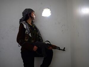 مقاتلة من المعارضة الكردية في شمال سوريا/أ.ف.ب