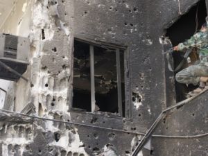 مقاتل فلسطيني من الجبهة الشعبية لتحرير فلسطين - القيادة العامة خلال قتال مع المعارضة في مخيم اليرموك بدمشق/أ.ف.ب