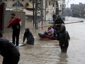 مياه الامطار تغرق شوارع غزة/أ.ف.ب