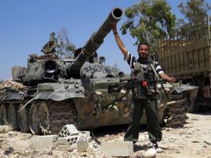 مقاتل من المعارضة في سيرمين/أ.ف.ب