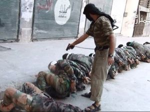 مقاتل من جبهة النصرة ينفذ اعداما جماعيا بجنود نظاميين/عن الانترنت