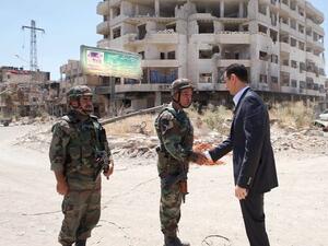 الرئيس السوري يتفقد جيش بلاده في مدينة داريا القريبة من دمشق/ أرشيفية