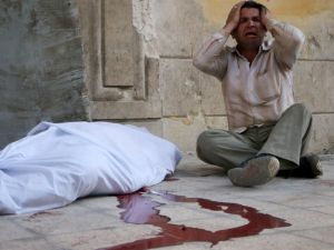 رجل يندب قريبه الذي قتل بفعل البراميل المتفجرة التي تسقطها طائرات النظام على حلب/أ.ف.ب