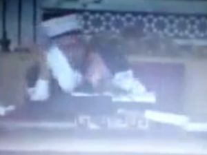 البوطي لحظة نهوضه وتعديل عمامته بعد الانفجار 