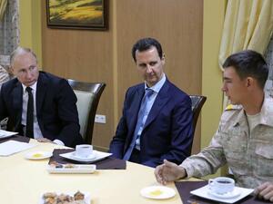 الزعيمان الروسي بوتين والسوري الاسد خلال لقائهما في قاعدة حميميم الجوية