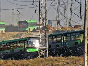 الحافلات الخضراء تقل المسلحين وعائلاتهم إلى مناطق سيطرة المعارضة 