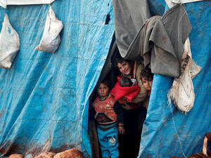 نازحون سوريون في شمال البلاد قرب الحدود التركية