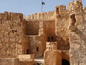 علم داعش فوق قلعة تاريخية في تدمر الأثرية وسط سوريا