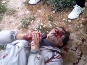 صورة التقطت عن فيديو بثه نشطاء لما قالوا انها مجزرة في جديدة الفضل ارتكبها موالون للنظام/أ.ف.ب