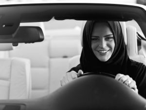 The arrest comes a week after Saudi women got behind the wheel to protests against the kingdom's ban on female drivers. [elan.com]
