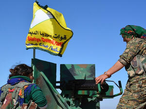 مقاتلتان من قوات سوريا الديمقراطية