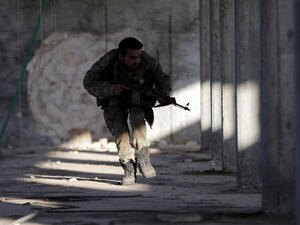 مقاتل من الفصائل المسلحة الموالية لتركيا