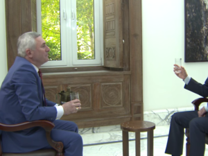 صحفي بيلاروسي يقدم كأسا من الماء للرئيس السوري بشار الأسد 