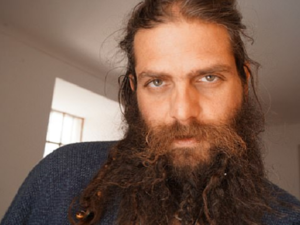 مازي دوماتو، البالغ من العمر 38 عاما وهو من العاصمة السورية دمشق