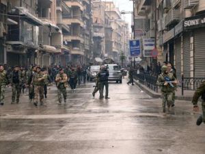 عناصر من الجيش السوري يتقدمون داخل مدينة حلب