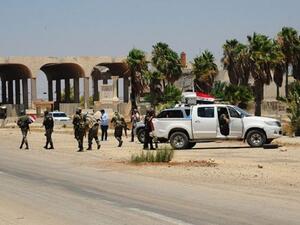 جنود من الجيش السوري داخل معبر نصيب بعد استعادة السيطرة عليه