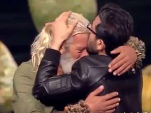 الفنان أحمد حلمي يقبل رأس الفنان السوري نزار علي بدر