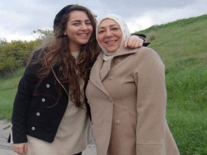  الناشطة السورية عروبة بركات وابنتها حلا