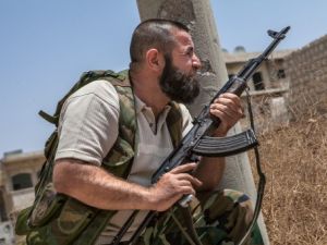 مقاتل من المعارضة في معرة النعمان/أ.ف.ب