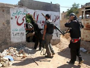 مقاتلون من المعارضة يمرون من خلال ثغرة في حائط/دمشق/أ.ف.ب