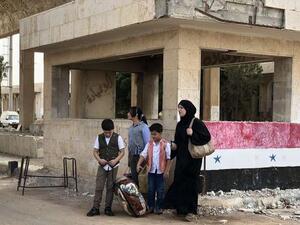 امرأة وأطفالها قرب معبر نصيب على الحدود مع الأردن
