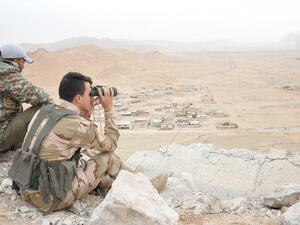 جنديان من الجيش السوري في محيط مدينة تدمر