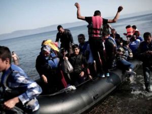 لاجئون يعبرون البحر بقارب مطاطي