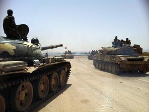 دبابات الجيش السوري في طريقها الى مطار ضبعة/أ.ف.ب