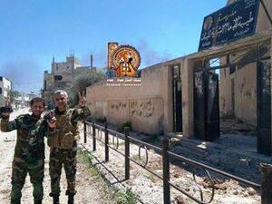 جنديان من الجيش السوري في طيبة الإمام بعد طرد "جبهة النصرة" منها