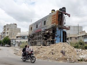 استخدام حافلات مدمرة كسواتر لمنع القنص في حلب/أ.ف.ب