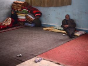 نازحون اكراد من حي الشيخ مقصود في حلب في مدرسة بمنظقة افران/أ.ف.ب