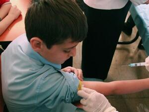 Syrian student receives a vaccination as part of a UNICEF-supported vaccination campaign at a school in Damascus, October 20, 2013. [AP Photo]
