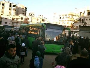 18500 مسلح ومدني خرجوا من حي الوعر ضمن اتفاق المصالحة الذي وقع برعاية روسية