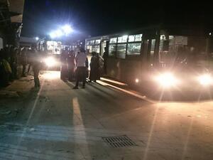 الحافلات الخضراء تقل المسلحين وعائلاتهم من حي الوعر بحمص/ ارشيفية