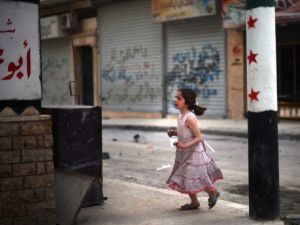 طفلة سورية في حي صلاح الدين/أ.ف.ب