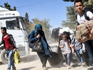 Syrian refugees walk on their way back to the Syrian city of Jarabulu. (AFP/Bulent Kilic)