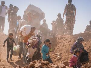 Syrian refugees stream across the border into Jordan at a remote border point in the east. (AFP/ file photo)