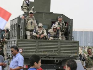 A military vehicle carrying members of the Russian Military Police is parked on the highway extending from Harasta in Eastern Ghouta on the outskirts of Damascus to the northern part of Syria, on May 15, 2018. (AFP / LOUAI BESHARA)